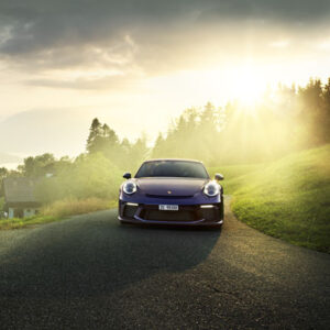 Der Porsche 911 GT3 Touring in viola metallic vor traumhafter Kulisse in der Zentralschweiz.